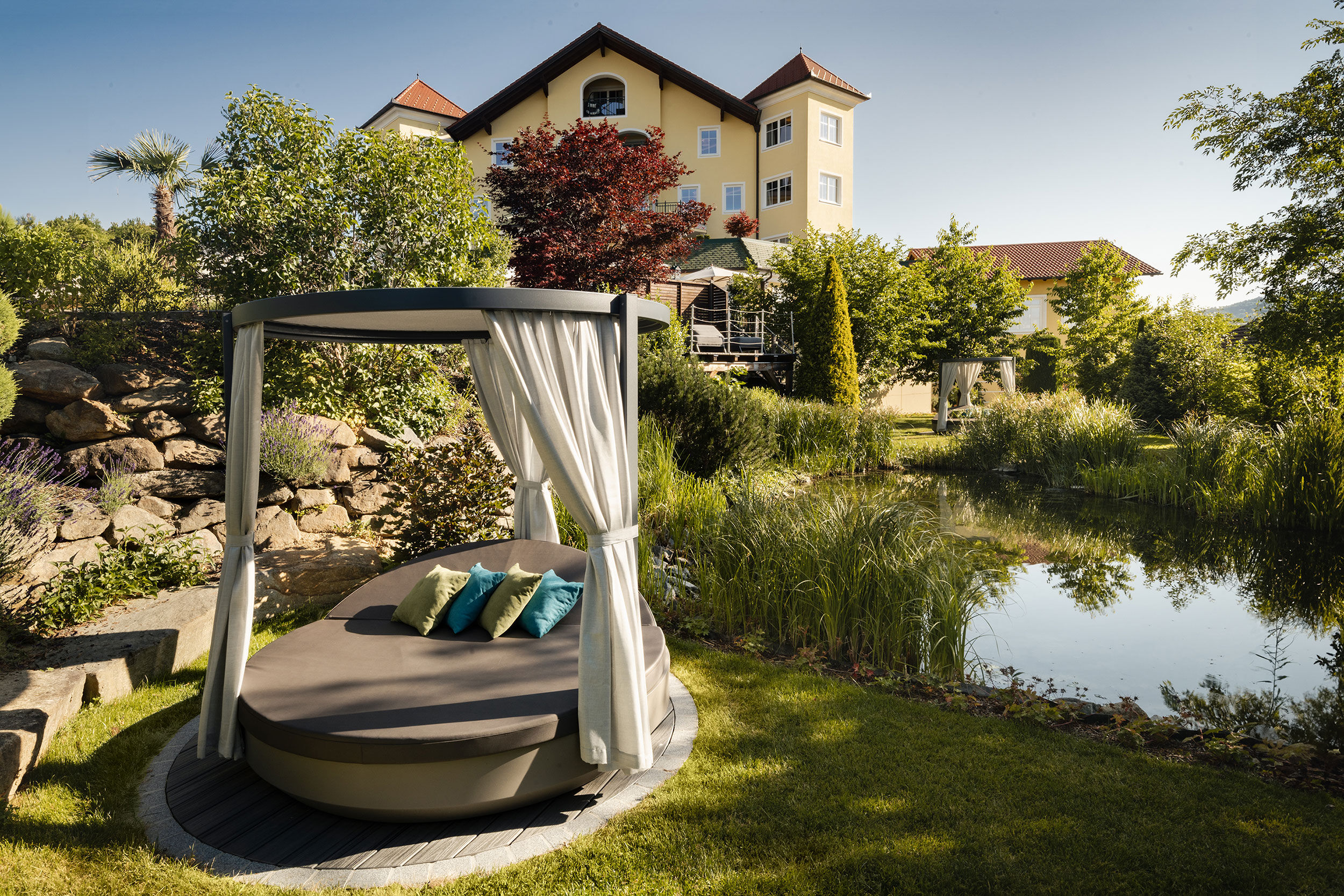 Sonneninsel in der Gartenanlage im Wellnesshotel